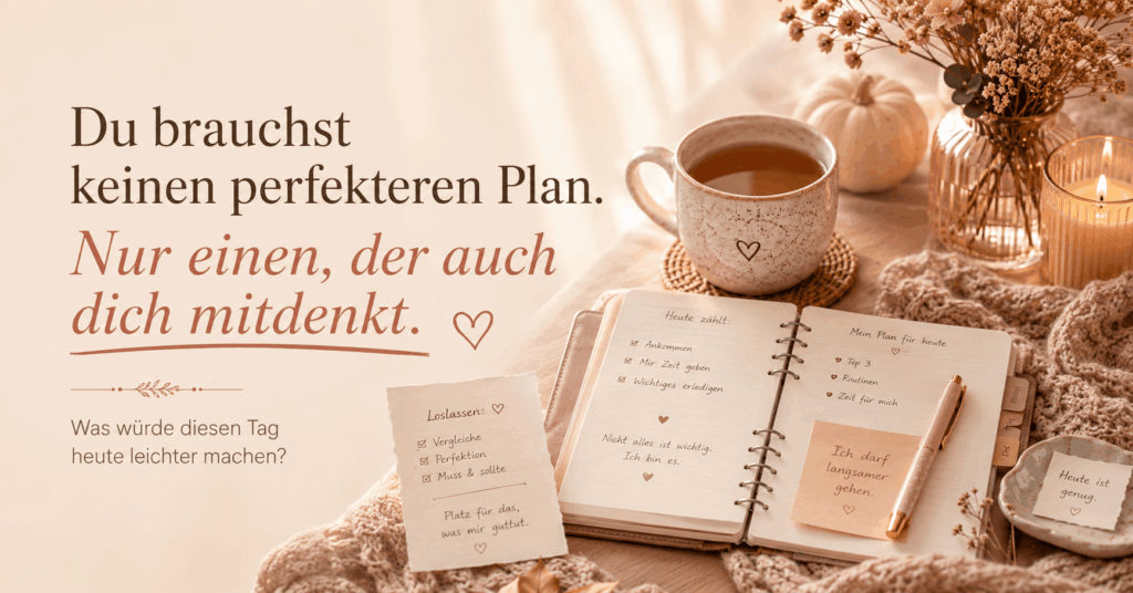 Gemütliches Herbstbild mit offenem Planer, Tee, Kerze und warmen Beigetönen. Im Bild steht der Spruch: „Du brauchst keinen perfekteren Plan. Nur einen, der auch dich mitdenkt.“ Darunter: „Was würde diesen Tag heute leichter machen?“