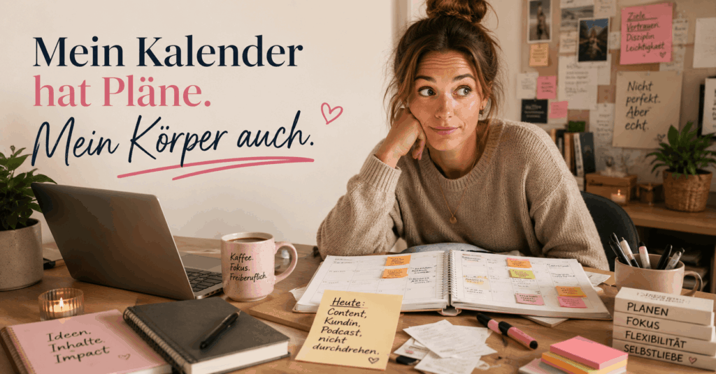 Eine selbstständige Frau sitzt an einem leicht chaotischen Schreibtisch mit Laptop, Kaffee, Kalender, Notizbuch und Zetteln. Die Szene zeigt humorvoll und ehrlich, wie zyklusbewusstes Arbeiten zwischen Planung, Körpergefühl und Selbstständigkeit aussehen kann.