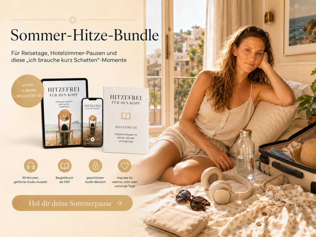 Frau mit welligen braunen Haaren sitzt entspannt in einem sonnigen Hotelzimmer auf dem Bett. Neben ihr liegen ein halb geöffneter Koffer, Wasserflasche, Kopfhörer, Sonnenbrille, Sommerkleid und kleine Reise-Essentials. Links wird das Sommer-Hitze-Bundle „Hitzefrei für den Kopf“ als Audio-Auszeit mit Begleitbuch beworben.