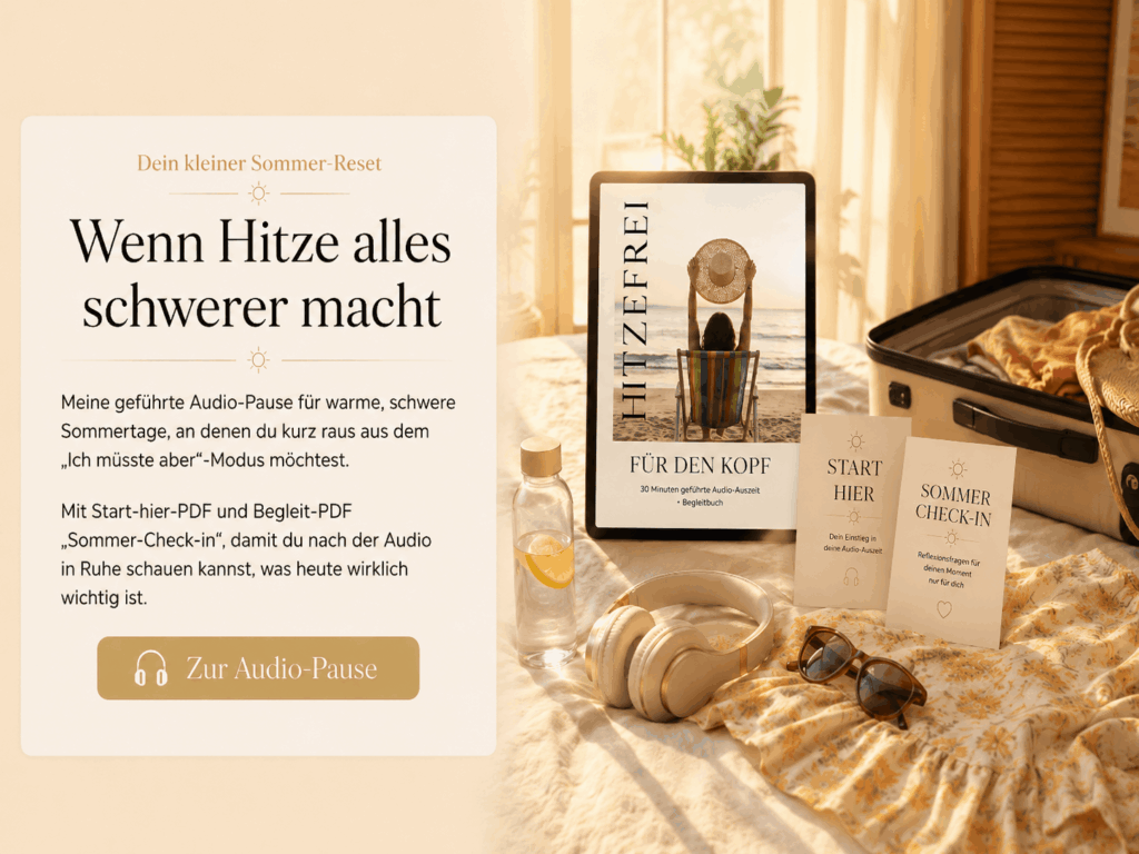 Sommerliche Hotelzimmer-Szene mit Tablet, Kopfhörern, Wasserflasche, Sonnenbrille, Sommerkleid und geöffnetem Koffer. Auf dem Tablet ist das Produkt „Hitzefrei für den Kopf“ zu sehen, daneben stehen die PDFs „Start hier“ und „Sommer Check-in“ als Begleitmaterial für eine kurze Audio-Pause an warmen Reisetagen.