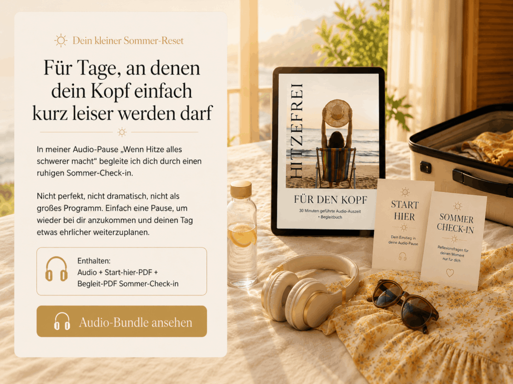 Sommerliche Hotelzimmer-Szene mit Tablet, Kopfhörern, Wasserflasche, Sonnenbrille, geöffnetem Koffer und Begleit-PDFs. Auf dem Tablet ist „Hitzefrei für den Kopf“ als Audio-Pause zu sehen. Die Grafik bewirbt ein Audio-Bundle mit Start-hier-PDF und Sommer-Check-in für warme Reisetage, an denen der Kopf kurz leiser werden darf.