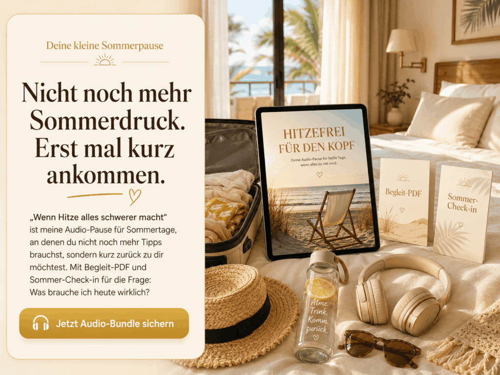 Sommerliche Hotelzimmer-Szene mit geöffnetem Koffer, Strohhut, Kopfhörern, Sonnenbrille, Wasserflasche und Tablet auf dem Bett. Auf dem Tablet ist „Hitzefrei für den Kopf“ zu sehen, daneben stehen Begleit-PDF und Sommer-Check-in. Die Grafik bewirbt eine Audio-Pause für heiße Sommertage, an denen man kurz ankommen und wieder bei sich selbst landen möchte.
