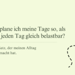 Was mich wirklich verändert hat: Ich plane nicht mehr gegen mich Pastellgrüner Blog-Header mit der Frage „Warum plane ich meine Tage so, als wäre ich jeden Tag gleich belastbar?“ und einem Schweige-Emoji mit gestrichelter Linie als Symbol für eine ehrliche Planungs-Erkenntnis.