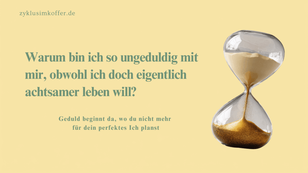 Pastellgelber Blog-Header mit der Frage „Warum bin ich so ungeduldig mit mir, obwohl ich doch eigentlich achtsamer leben will?“ und einer Sanduhr als Symbol für Geduld und realistischere Planung.