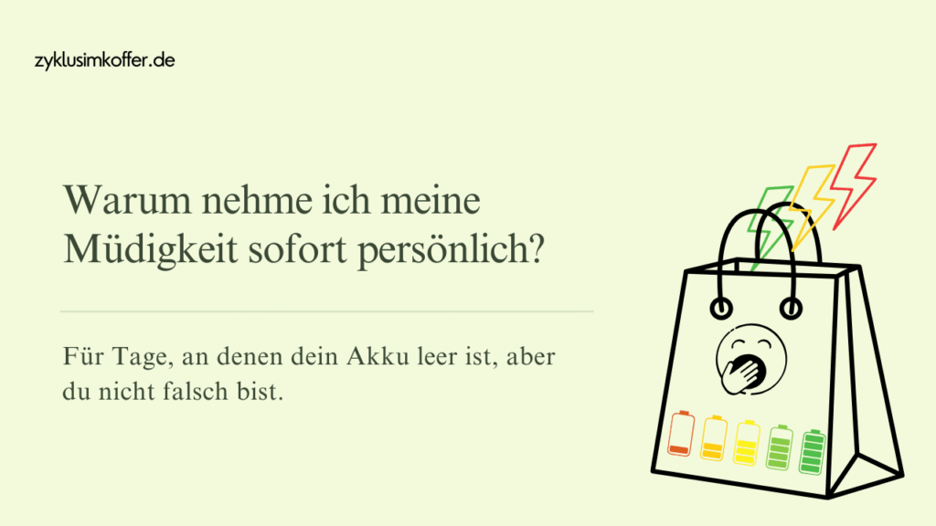 Pastellgrüner Blog-Header von zyklusimkoffer.de mit der Frage, warum man Müdigkeit sofort persönlich nimmt. Rechts ist eine Einkaufstüte mit Müdigkeitsgesicht, Akku-Symbolen und bunten Blitz-Elementen zu sehen.