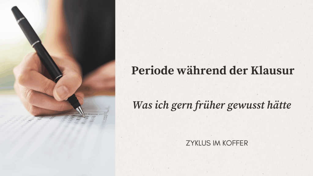 Nahaufnahme einer Hand, die während einer Klausur auf Papier schreibt, mit dem Titel „Periode während der Klausur“ für einen Artikel über Zyklusbewusstsein, Schule und Studium.
