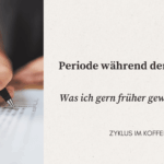 Periode während der Klausur: Was ich damals gern gewusst hätte Nahaufnahme einer Hand, die während einer Klausur auf Papier schreibt, mit dem Titel „Periode während der Klausur“ für einen Artikel über Zyklusbewusstsein, Schule und Studium.