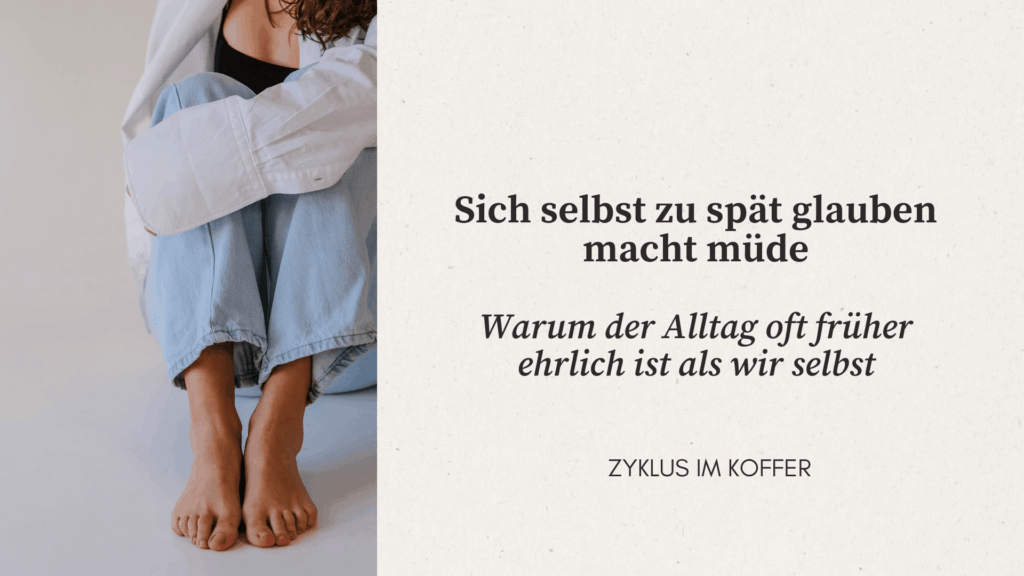 Eine Frau sitzt ruhig mit angezogenen Knien auf einem hellen Sofa. Das Beitragsbild trägt den Text „Sich selbst zu spät glauben macht müde“ und verweist auf einen Artikel über Selbstvertrauen, Körpergefühl und ehrliche Bedürfnisse im Alltag.