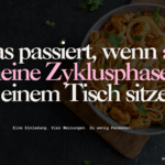 Ich lud alle vier Versionen von mir zum Abendessen ein Gedeckter Tisch mit Pasta als Titelbild zur humorvollen Kurzgeschichte über vier Zyklusphasen beim gemeinsamen Abendessen.