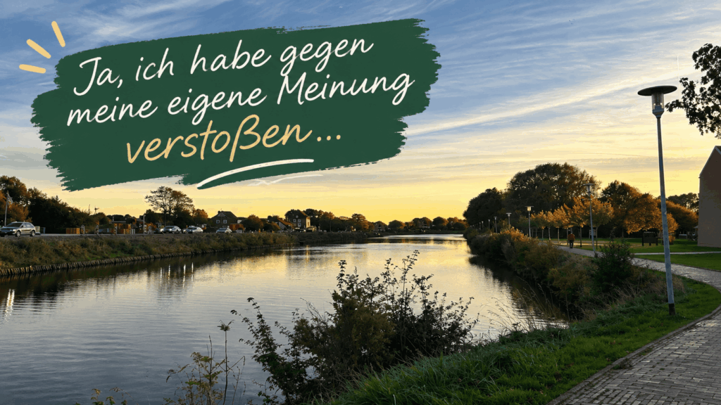Herbstlicher Sonnenuntergang am Wasser in Carolinensiel mit dem Schriftzug „Ja, ich habe gegen meine eigene Meinung verstoßen …“ als Titelbild für einen Nordsee-Kurzurlaub.