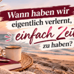 Wir sparen überall Zeit. Warum haben wir trotzdem nie genug davon? llustratives Titelbild in Bordeaux und warmen Strandfarben mit Kaffee, Notizbuch und Pinselstrichen; zentraler Schriftzug ‚Wann haben wir verlernt, einfach Zeit zu haben?‘, unten rechts kleiner Hinweis ‚KI-generiert‘.