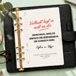 Humorvolles Titelbild über zyklusbewusstes Arbeiten mit schwarzem Lederplaner, Eiskaffee und Büroaccessoires auf mintgrünem Hintergrund. Auf dem Planer steht: „Vielleicht liegt es nicht an dir. Manchmal sind es einfach die Büroregeln, die komisch sind.“ Daneben eine Karte mit dem Spruch „Mein Zyklus macht keine Überstunden.“